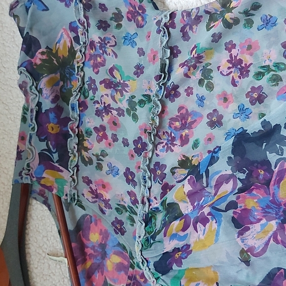 Willow & Clay sheer floral blouse. Floral pattern - Picture 5 of 7